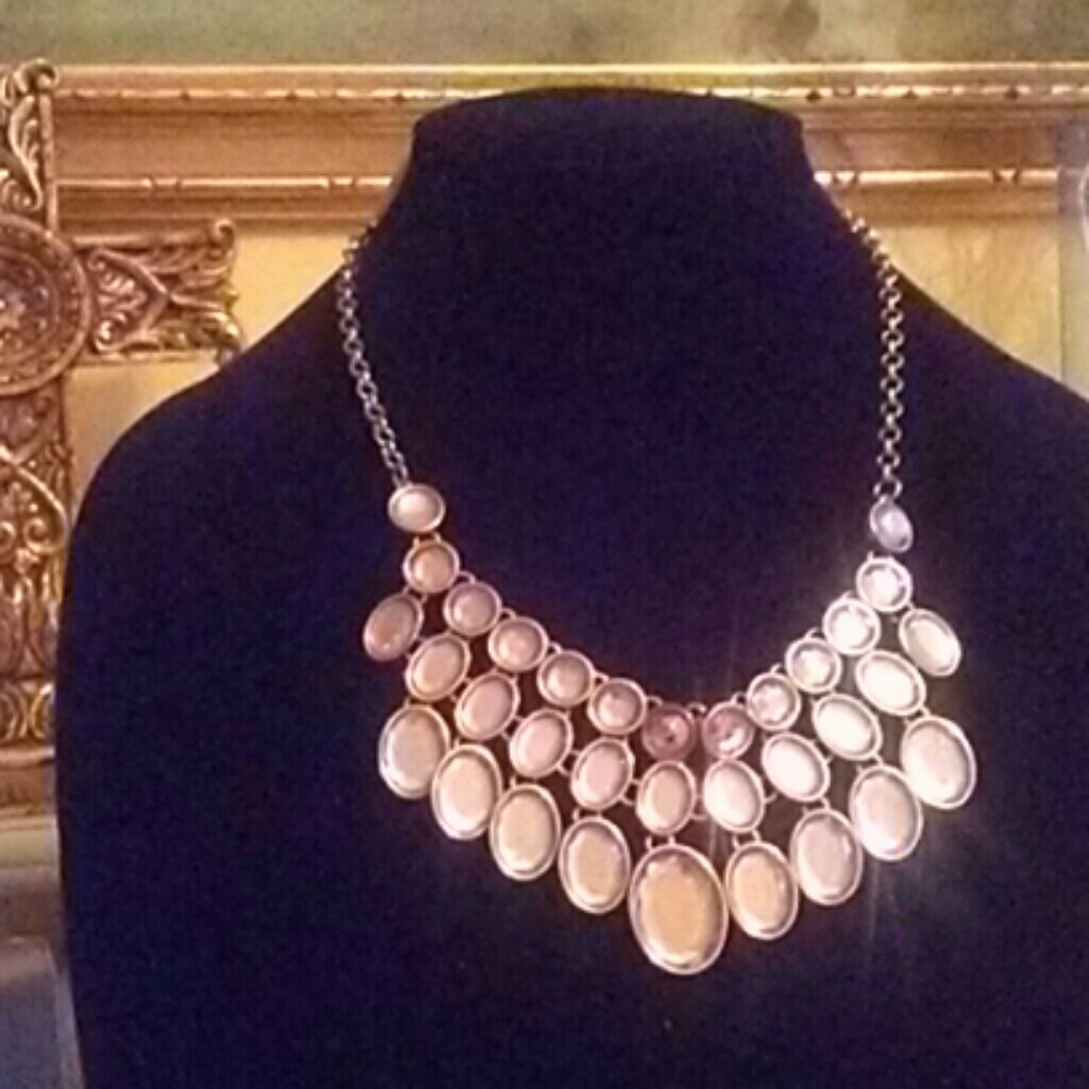STATEMENT NECKLACE